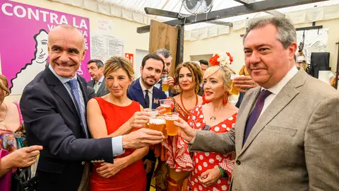 La vicepresidenta Yolanda Díaz junto a Alberto Garzón y otros líderes políticos en la Feria de Sevilla La vicepresidenta Yolanda Díaz junto a Alberto Garzón y otros líderes políticos en la Feria de Sevilla