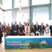 La presidenta del Govern, Francina Armengol, junto a representantes de las empresas del sector de cruceros, en la firma del acuerdo para la sostenibilidad del turismo de cruceros en el puerto de Palma. 