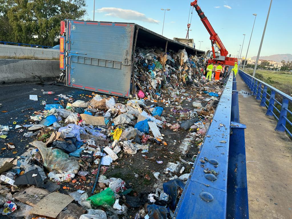 15 kilómetros de retención por la mañana y casi 10 por la tarde 15 kilómetros de retención por la mañana y casi 10 por la tarde