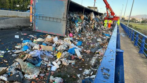Vuelco cami&oacute;n basura A7