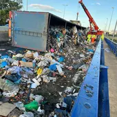 Vuelco camión basura A7 Vuelco camión basura A7
