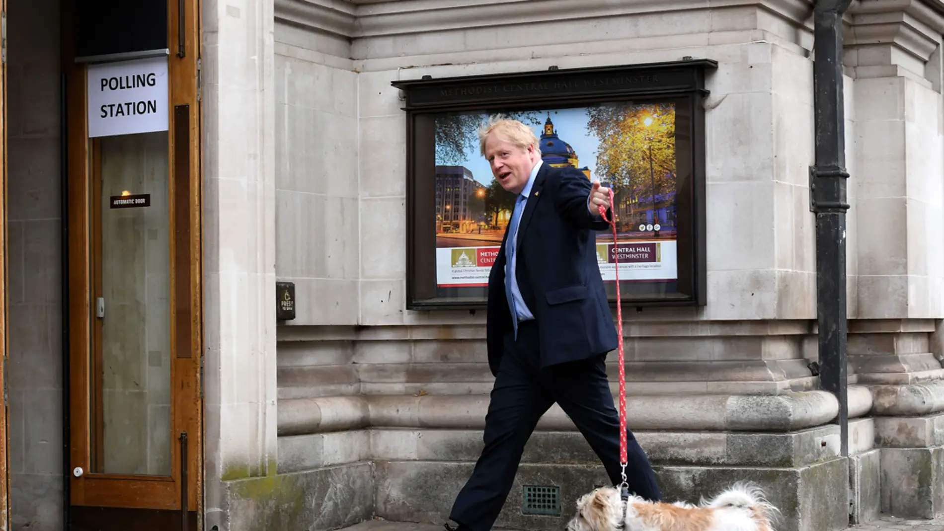 El primer ministro británico, Boris Johnson, llega a un colegio electoral con su perro Dilyn para votar durante las elecciones locales en Westminster, Londres/ EFE/ANDY RAIN