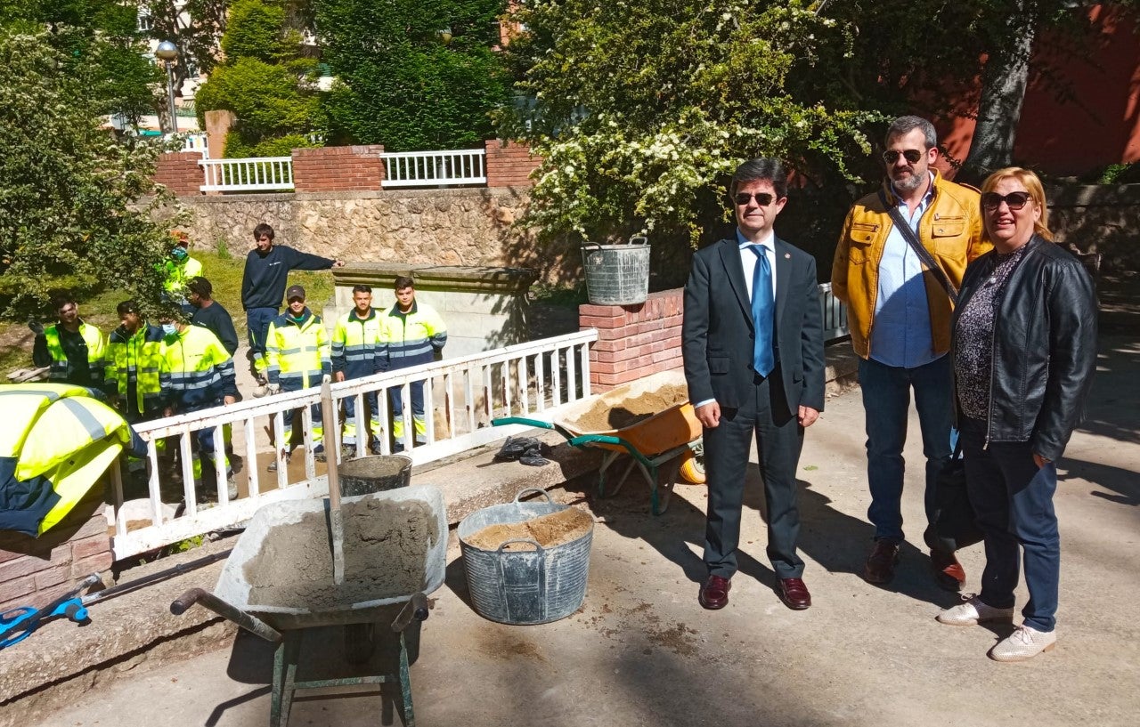 Alumnos de la escuela taller ayudan a mejorar el Parque Miguel Servet Alumnos de la escuela taller ayudan a mejorar el Parque Miguel Servet