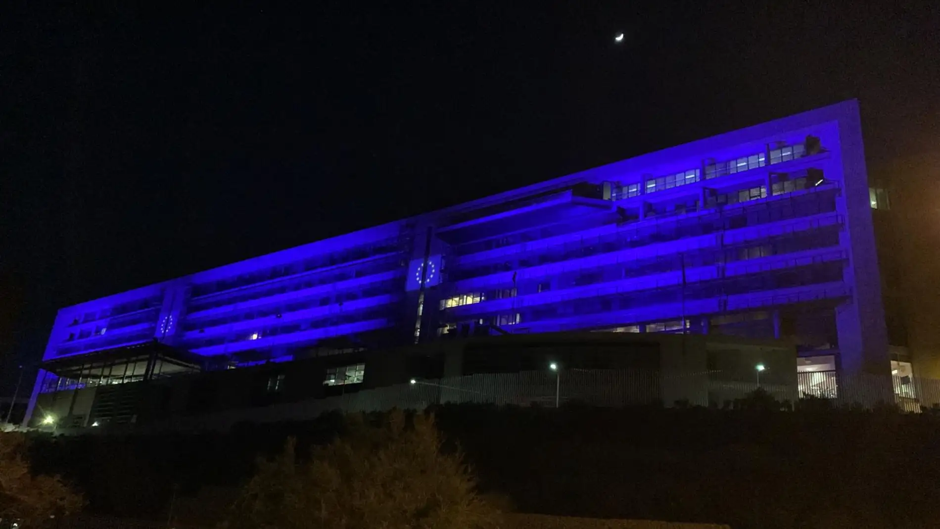 La sede de la EUIPO en Alicante iluminada con el azul de la Europa Unida