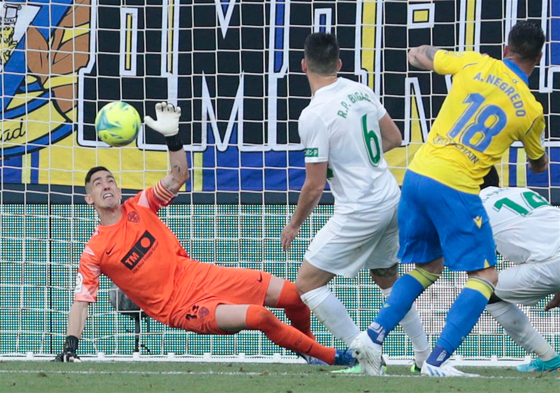 El Cádiz respira con una goleada al Elche en la recta final El Cádiz respira con una goleada al Elche en la recta final