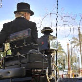 Un coche de caballos atraviesa el Real de la Feria de Jerez