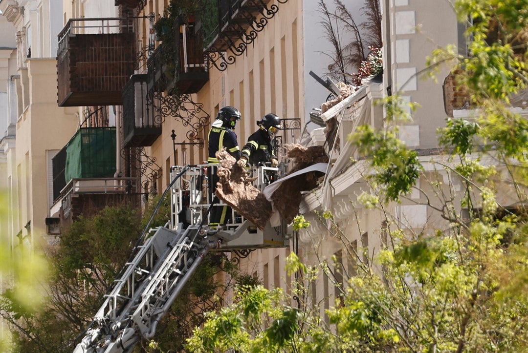 Explosión en el Barrio de Salamanca de Madrid | Los bomberos evalúan el derribo del edificio mientras los vecinos recogen sus pertenencias Explosión en el Barrio de Salamanca de Madrid | Los bomberos evalúan el derribo del edificio mientras los vecinos recogen sus pertenencias