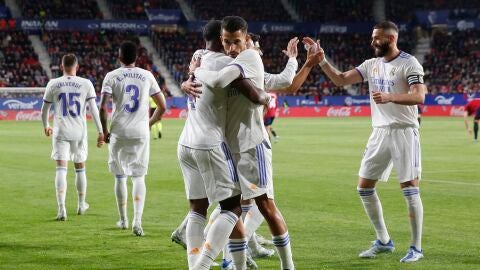 El defensa del Real Madrid David Alaba celebra un gol con Dani Ceballos | Foto: EFE/Villar L&oacute;pez