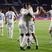 El defensa del Real Madrid David Alaba celebra un gol con Dani Ceballos