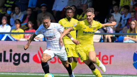 El defensa Juan Foyth del Villarreal (d) y el mediocampista del Sevilla Papu Gómez, pelean por el balón durante el partido de la jornada 35 de LaLiga