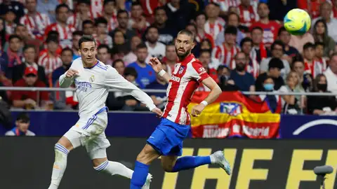El centrocampista Real Madrid, Lucas Vázquez, con el centrocampista belga del Atlético de Madrid, Yannick Carrasco El centrocampista Real Madrid, Lucas Vázquez, con el centrocampista belga del Atlético de Madrid, Yannick Carrasco | Foto: EFE / Ballesteros