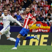 El centrocampista Real Madrid, Lucas Vázquez, con el centrocampista belga del Atlético de Madrid, Yannick Carrasco | Foto: EFE / Ballesteros El centrocampista Real Madrid, Lucas Vázquez, con el centrocampista belga del Atlético de Madrid, Yannick Carrasco | Foto: EFE / Ballesteros