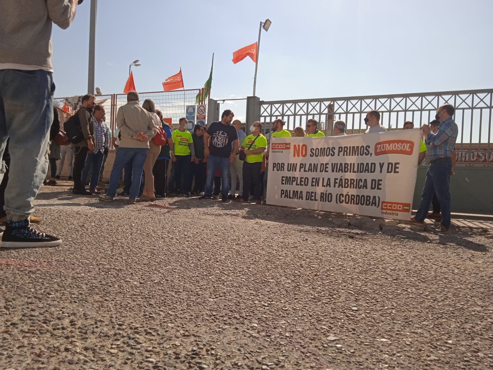 Los trabajadores de Zumosol esperan soluciones Los trabajadores de Zumosol esperan soluciones
