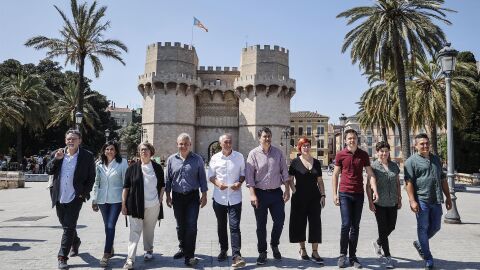 El presidente de Chunta Aragonesista (CHA), Joaquín Palacín (5d); la portavoz de Verdes Equo, Silvia Mellado (2d); el portavoz de Compromís, Joan Baldoví (5i); y el portavoz de Más País en el Congreso, Íñigo Errejón (3d), posan durante la firma del 'Acuerdo del Túria'. 