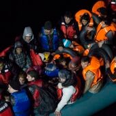 Migrantes en una embarcación en foto de archivo.