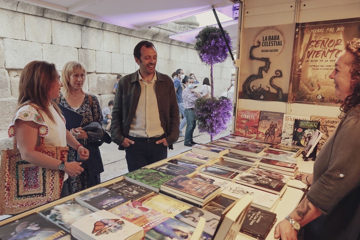 Treinta presentaciones de libros, talleres para público infantil y juvenil y actuaciones musicales componen la programación de la Feria del Libro 2025 Treinta presentaciones de libros, talleres para público infantil y juvenil y actuaciones musicales componen la programación de la Feria del Libro 2025