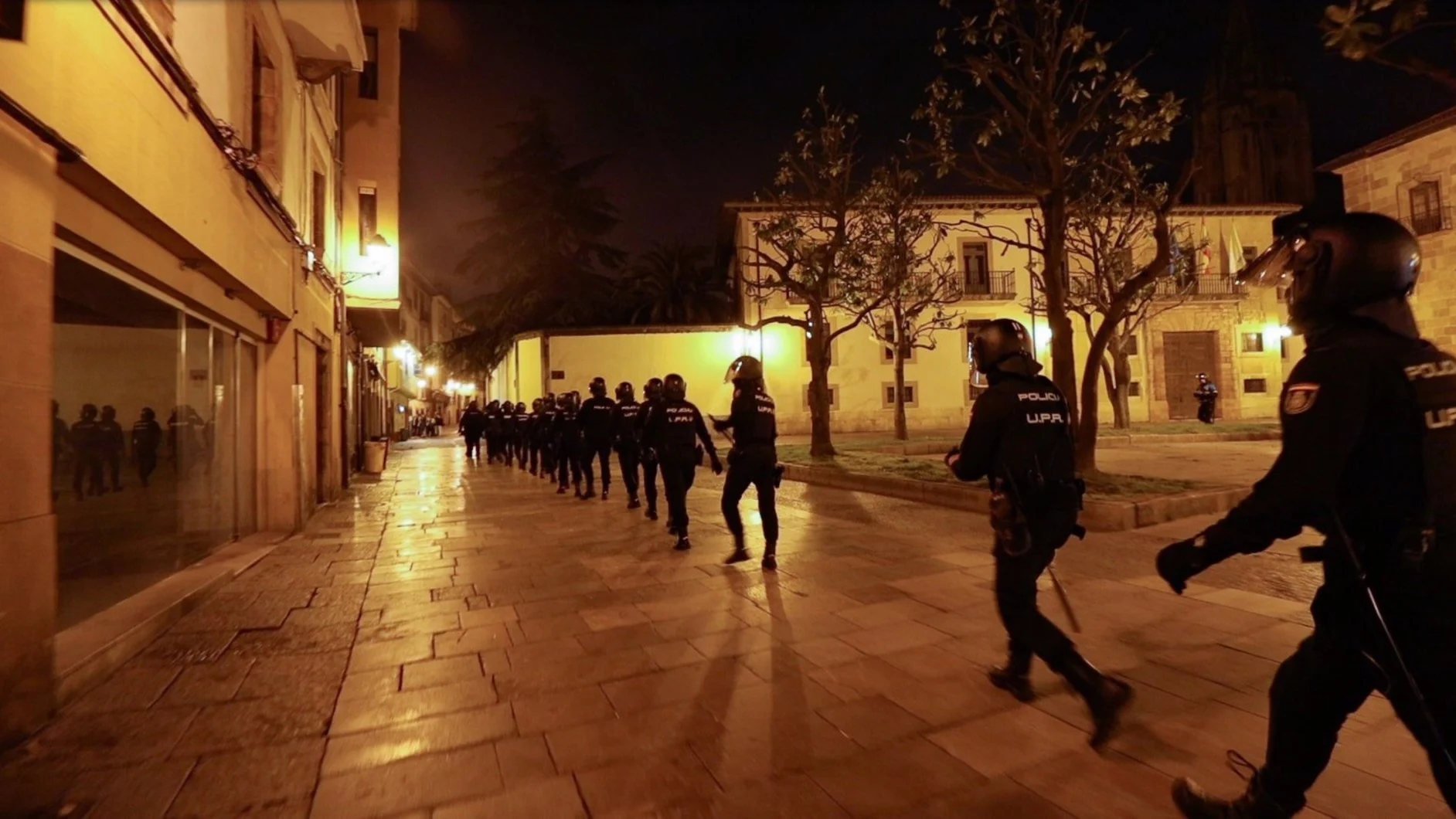 Unidades policiales desplegadas en Oviedo en el fin de semana para controlar las zonas de ocio nocturno