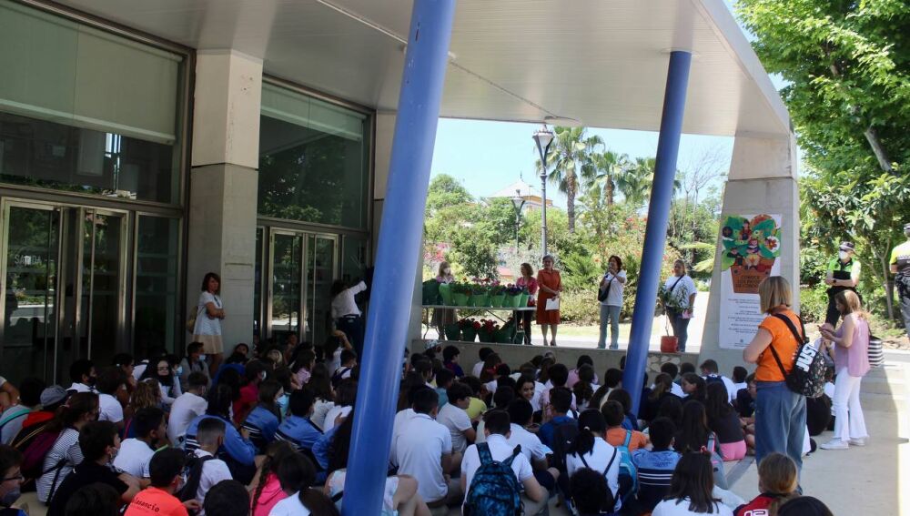 Alumnos participan el la Yincana "Patios de ilusiones"