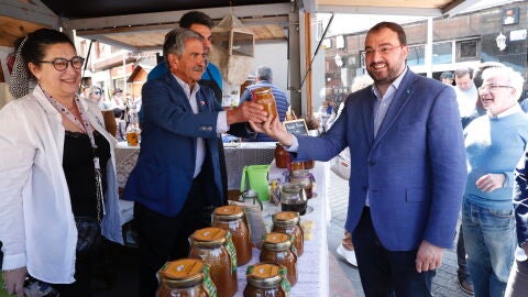 2022_05_08 Adri&aacute;n Barb&oacute;n, Presidente del Principado, visita Mercado productos c&aacute;ntabros 