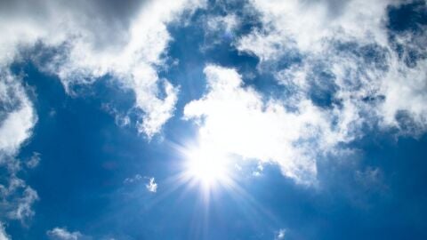 Imagen de archivo de sol y nubes