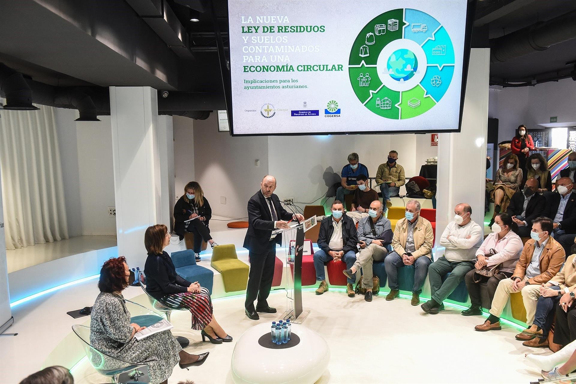 Juan Cofiño apuesta porque Asturias alcance los objetivos de reciclaje Juan Cofiño apuesta porque Asturias alcance los objetivos de reciclaje