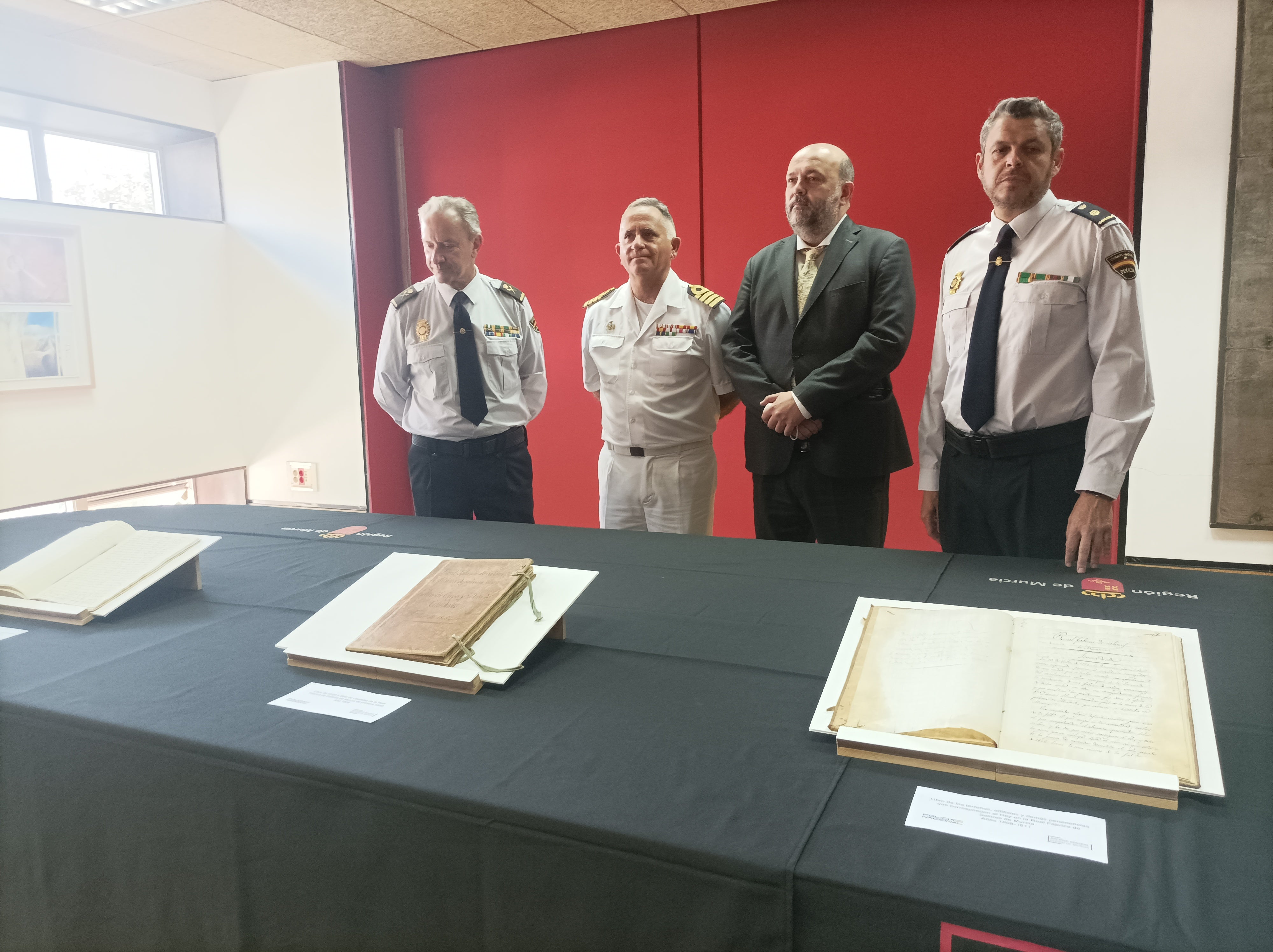 La Policía Nacional recupera tres manuscritos antiguos pertenecientes a la Fábrica de Salitres de Murcia La Policía Nacional recupera tres manuscritos antiguos pertenecientes a la Fábrica de Salitres de Murcia