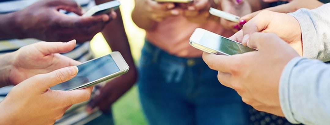 Los móviles y las redes sociales son la opción preferida de los adolescentes para relacionarse Los móviles y las redes sociales son la opción preferida de los adolescentes para relacionarse
