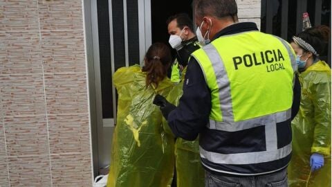 Polic&iacute;a local y voluntarios