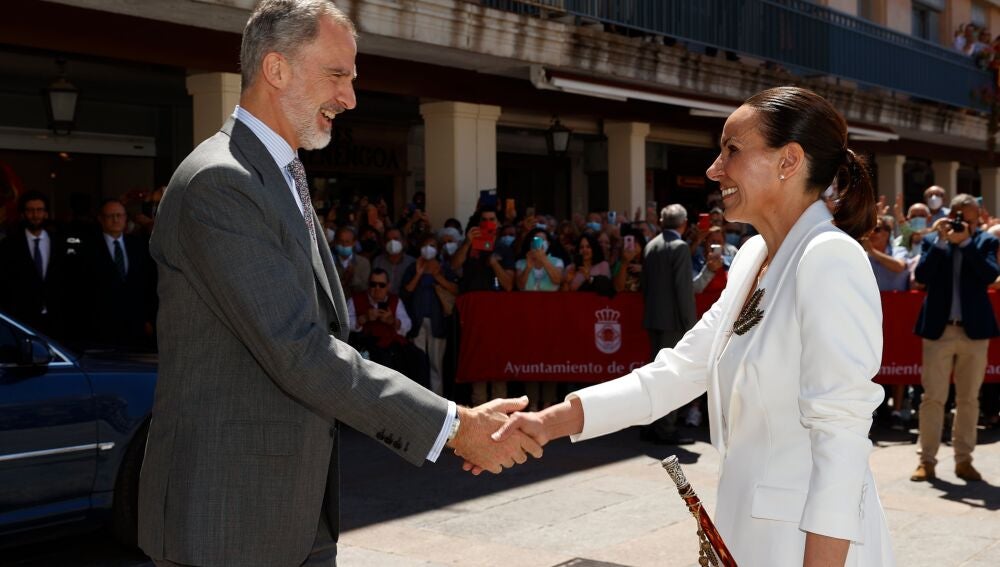 Eva Masías saluda al Rey a su llegada a la Plaza Mayor