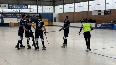 Los jugadores del Oviedo Roller celebran un gol.