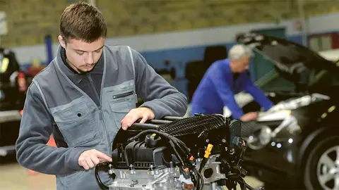 Joven trabajando Joven trabajando