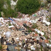 Denuncian a proliferación de vertedoiros irregulares nas areeiras de Sandiás Denuncian a proliferación de vertedoiros irregulares nas areeiras de Sandiás