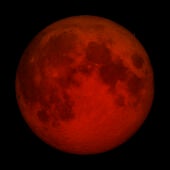 La Luna adquiere un color rojizo-anaranjado durante un eclipse lunar