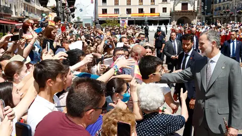 Felipe VI saluda a los ciudadanos Felipe VI saluda a los ciudadanos