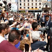 Felipe VI saluda a los ciudadanos Felipe VI saluda a los ciudadanos