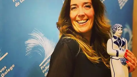 Mercedes Corbillón con la estatuilla de Os premios Follas Novas Más de Uno Pontevedra