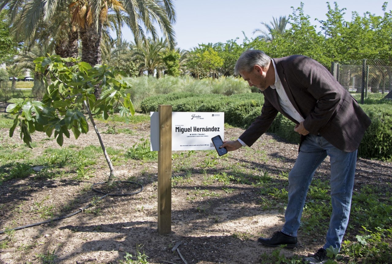La Universidad Miguel Hernández dedica en el campus de Elche un jardín a sus Honoris Causa La Universidad Miguel Hernández dedica en el campus de Elche un jardín a sus Honoris Causa