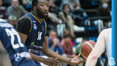 Herv&eacute; Kabasele, jugador del Unicaja Banco Oviedo Baloncesto
