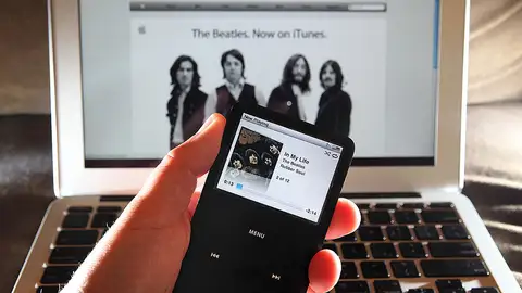 Imagen de archivo de iPod conectado a iTunes