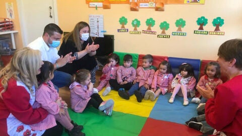 Alcalde y consejera en una de las clases