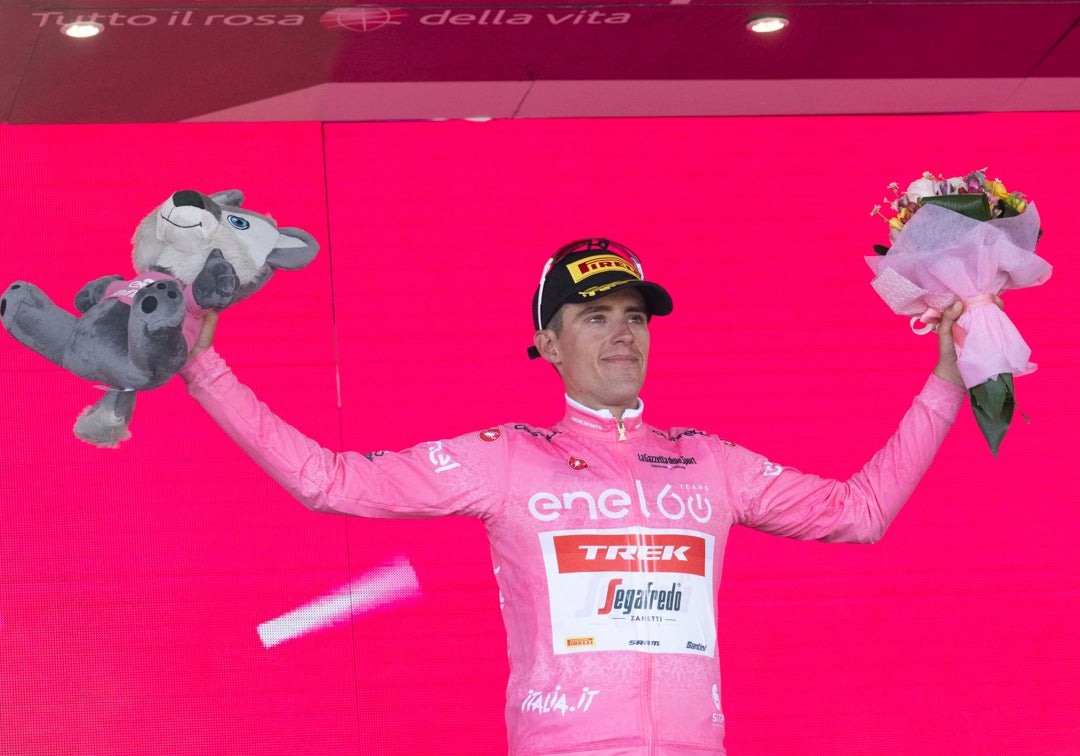 Juan Pedro López se enfunda la maglia rosa Juan Pedro López se enfunda la maglia rosa