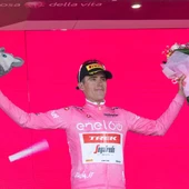 Juan Pedro López se enfunda la maglia rosa Juan Pedro López se enfunda la maglia rosa