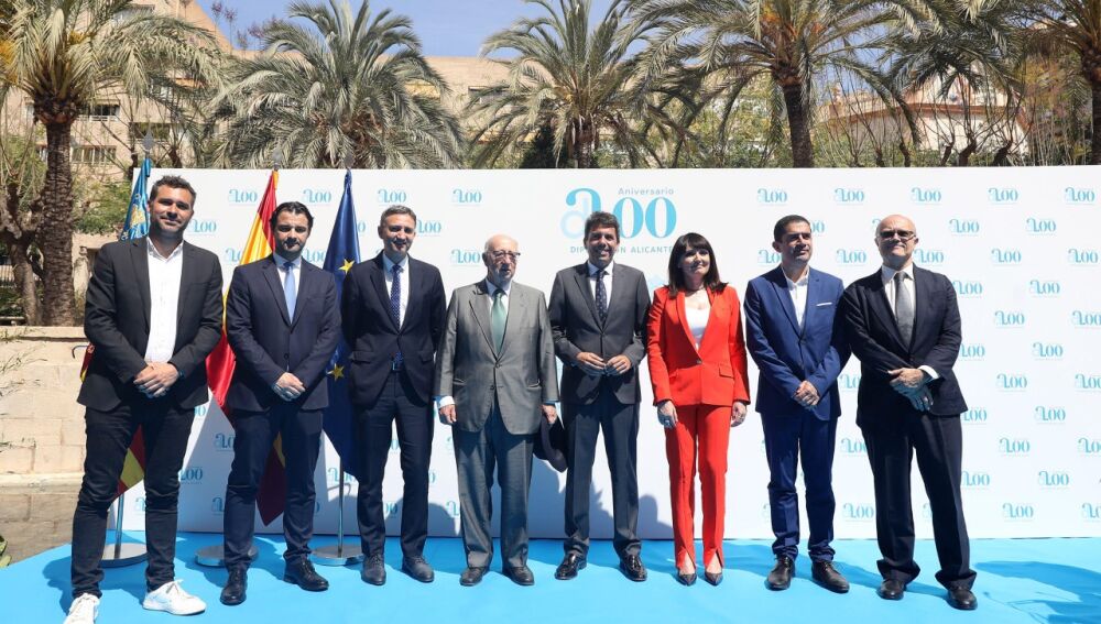 Los actuales responsables de la Diputación junto a anteriores presidentes como Julio de España y César Sánchez