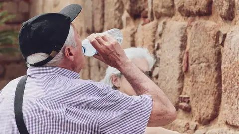 Hombre bebe agua ante las altas temperaturas