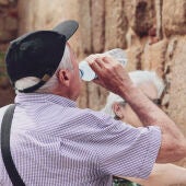 Hombre bebe agua ante las altas temperaturas