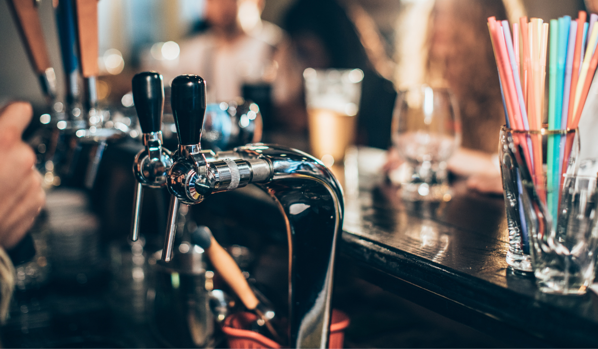 Hosteleros piden al Ayuntamiento cambiar la norma de insonorización para evitar que cierre el 40% de los bares de Vitoria Hosteleros piden al Ayuntamiento cambiar la norma de insonorización para evitar que cierre el 40% de los bares de Vitoria