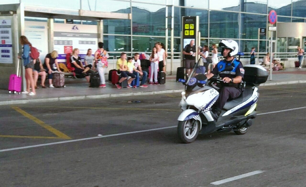 La Policía Local detiene a un hombre en el Aeropuerto Alicante-Elche por robar equipajes y falsedad documental La Policía Local detiene a un hombre en el Aeropuerto Alicante-Elche por robar equipajes y falsedad documental