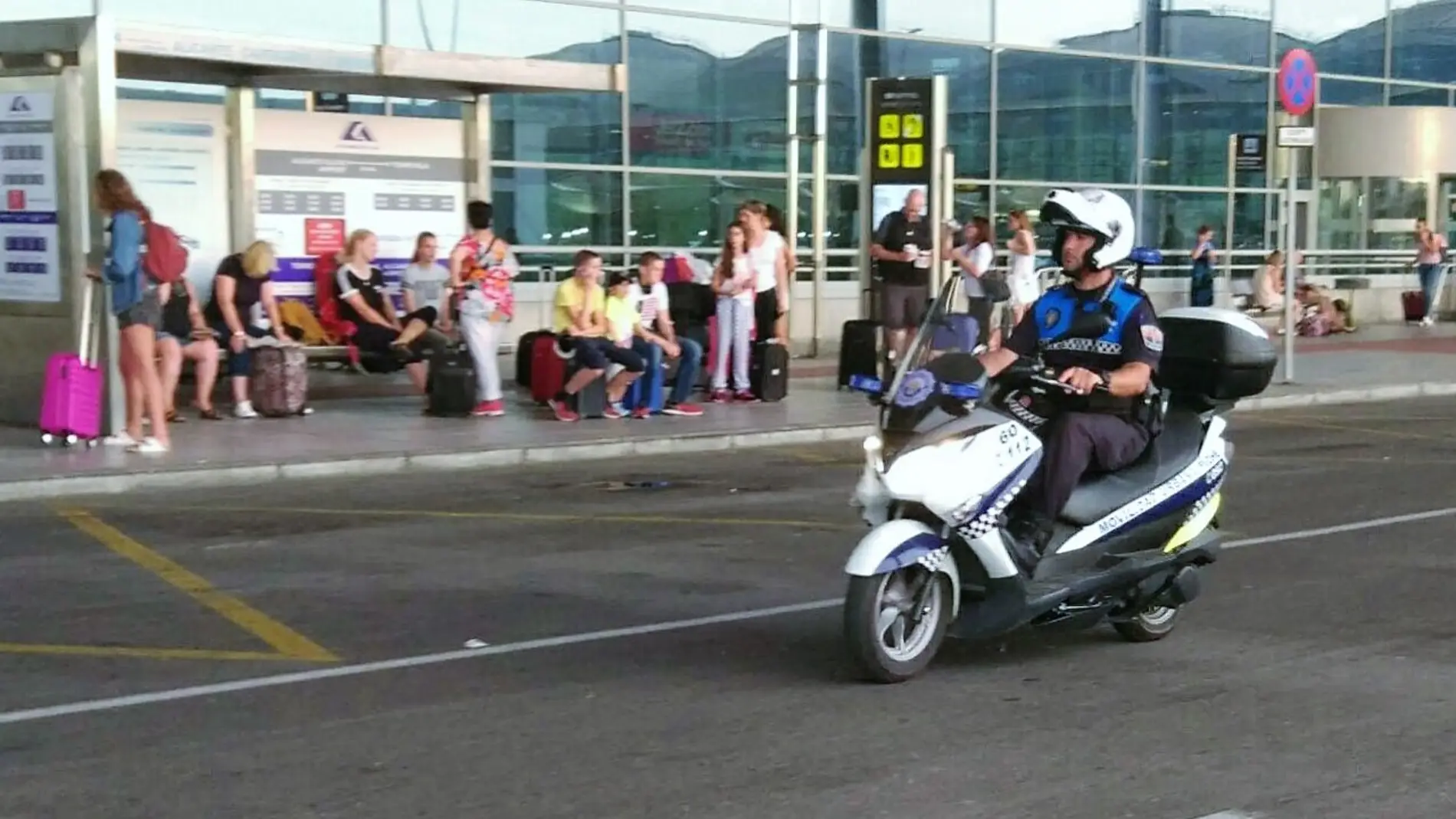 Agente de la patrulla de Movilidad Urbana de la Policía Local en el aeropuerto de El Altet.