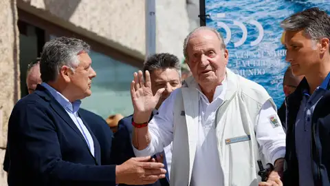 El rey Juan Carlos saluda a los presentes a su llegada al Club Náutico de Sanxenxo.