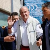 El rey Juan Carlos saluda a los presentes a su llegada al Club Náutico de Sanxenxo.